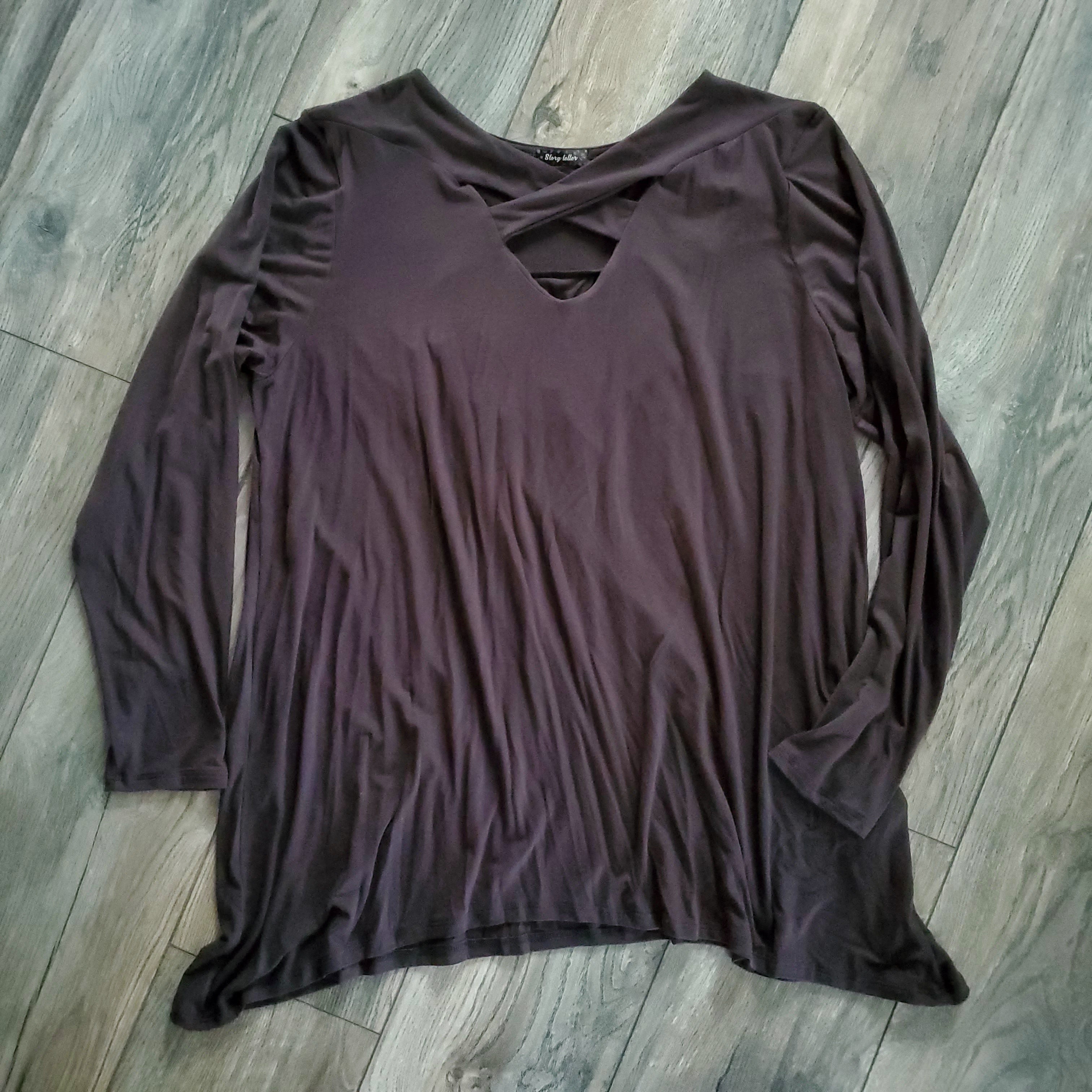 + V Neck Crosss Sharkbite Hem Top